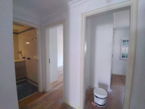 Moradia T6+1 com logradouro | BI-FAMILIAR | Totalmente remodelada | Albarraque