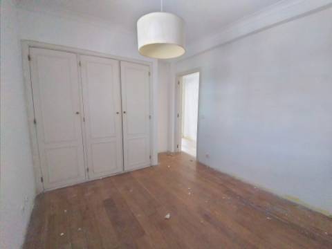 Moradia T6+1 com logradouro | BI-FAMILIAR | Totalmente remodelada | Albarraque