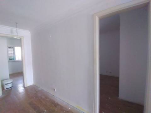 Moradia T6+1 com logradouro | BI-FAMILIAR | Totalmente remodelada | Albarraque