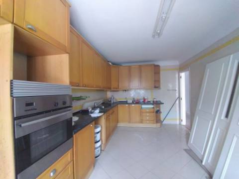 Moradia T6+1 com logradouro | BI-FAMILIAR | Totalmente remodelada | Albarraque