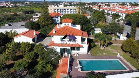 Moradia T3 c/ Piscina e Garagem