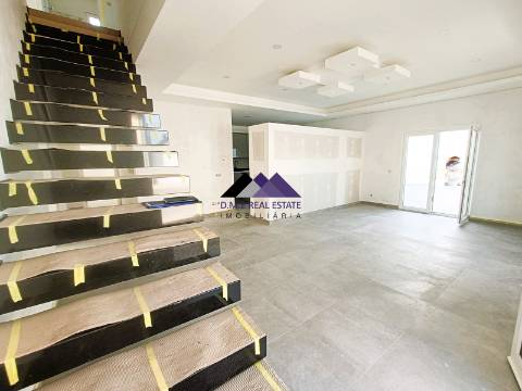 Moradia T5+1 em Construção