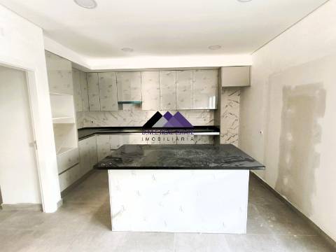 Moradia T5+1 em Construção