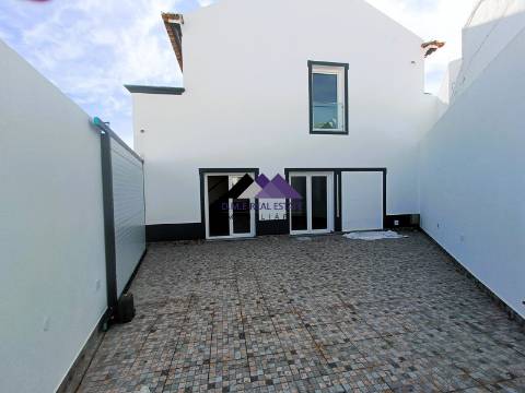 Moradia T5+1 em Construção