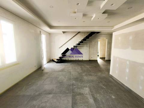 Moradia T5+1 em Construção