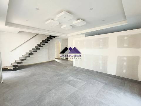 Moradia T5+1 em Construção