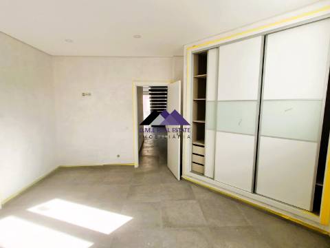 Moradia T5+1 em Construção