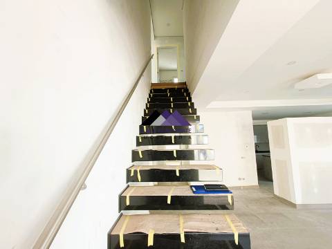 Moradia T5+1 em Construção