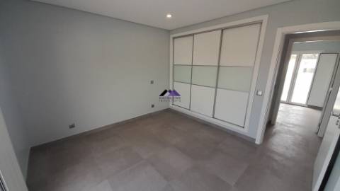 Moradia T5+1 em Construção