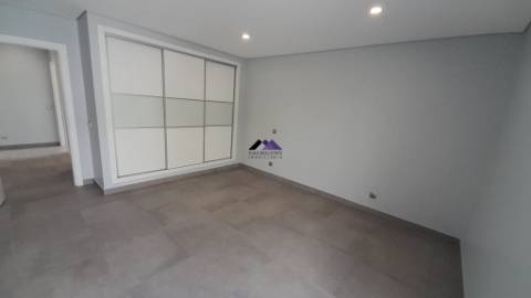 Moradia T5+1 em Construção