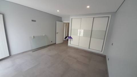 Moradia T5+1 em Construção