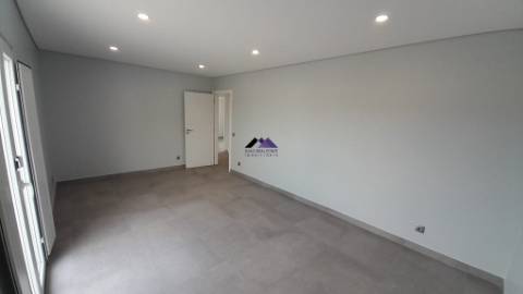 Moradia T5+1 em Construção