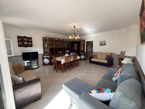 Moradia V3 com Estacionamento e Quintal