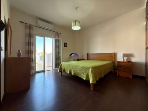 Moradia V3 com Estacionamento e Quintal