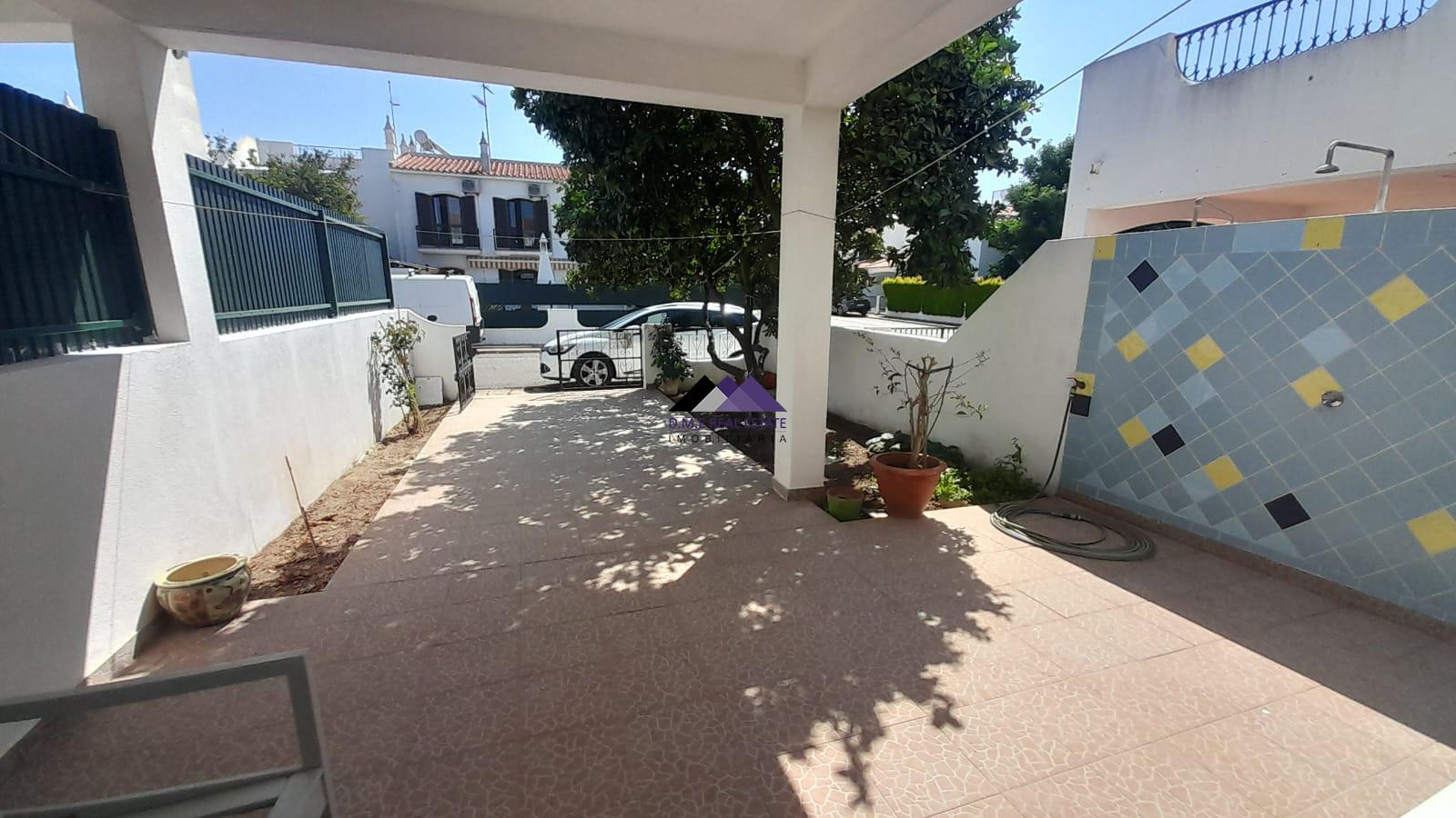 Moradia V3 com Estacionamento e Quintal