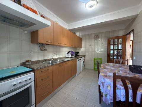 Moradia V3 com Estacionamento e Quintal