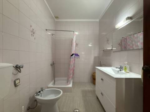 Moradia V3 com Estacionamento e Quintal