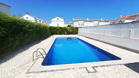 Moradia em Condomínio Privado com Piscina