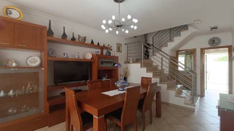 Moradia em Condomínio Privado com Piscina