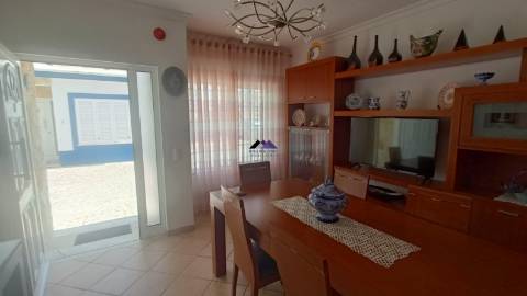 Moradia em Condomínio Privado com Piscina