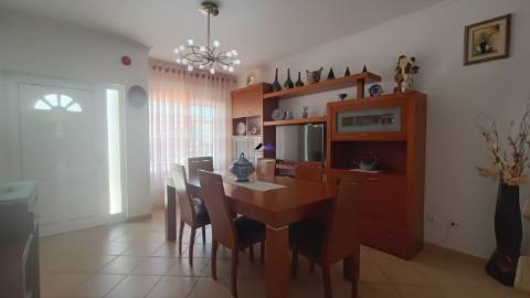 Moradia em Condomínio Privado com Piscina