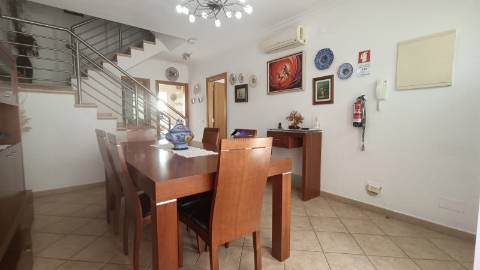 Moradia em Condomínio Privado com Piscina