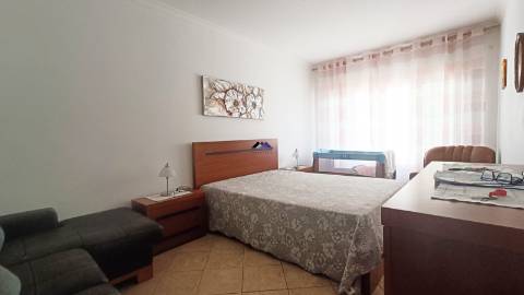 Moradia em Condomínio Privado com Piscina