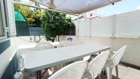 Moradia em Condomínio Privado com Piscina