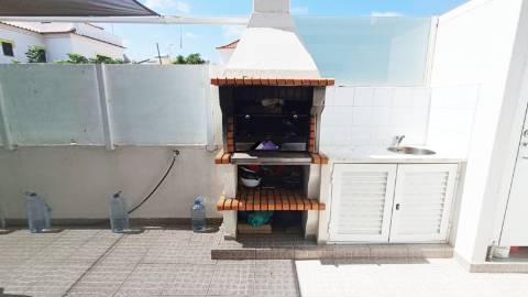 Moradia em Condomínio Privado com Piscina