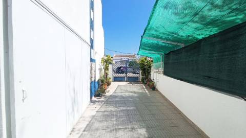 Moradia em Condomínio Privado com Piscina