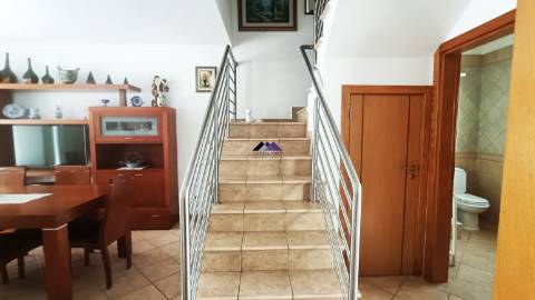 Moradia em Condomínio Privado com Piscina