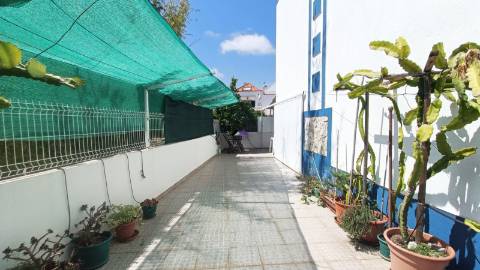 Moradia em Condomínio Privado com Piscina