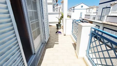 Moradia em Condomínio Privado com Piscina