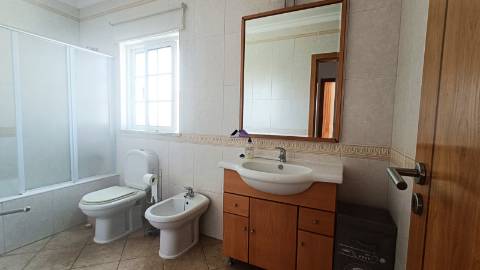 Moradia em Condomínio Privado com Piscina