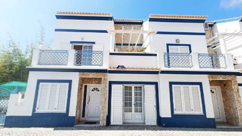 Moradia em Condomínio Privado com Piscina