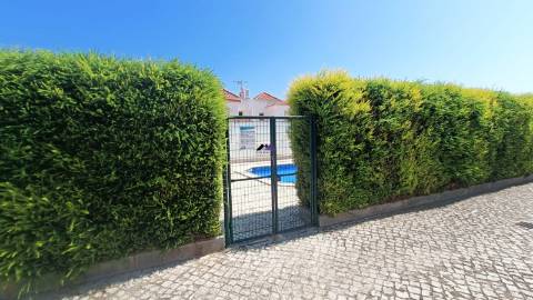 Moradia em Condomínio Privado com Piscina