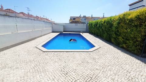 Moradia em Condomínio Privado com Piscina