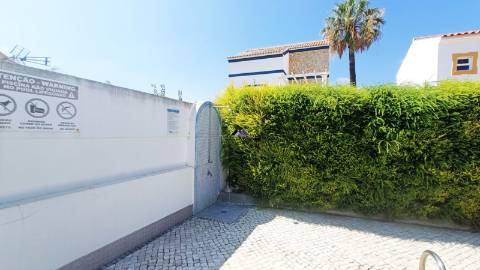 Moradia em Condomínio Privado com Piscina