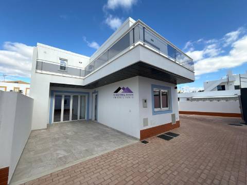 Moradia T0+4 com Garagem e Acesso Direto à Praia - Manta Rota