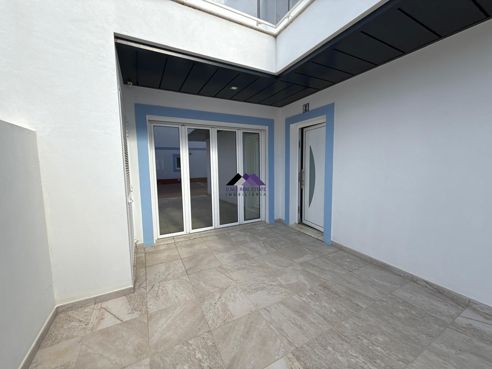 Moradia T0+4 com Garagem e Acesso Direto à Praia - Manta Rota