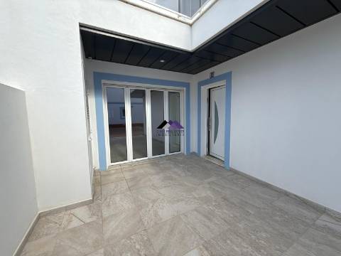 Moradia T0+4 com Garagem e Acesso Direto à Praia - Manta Rota