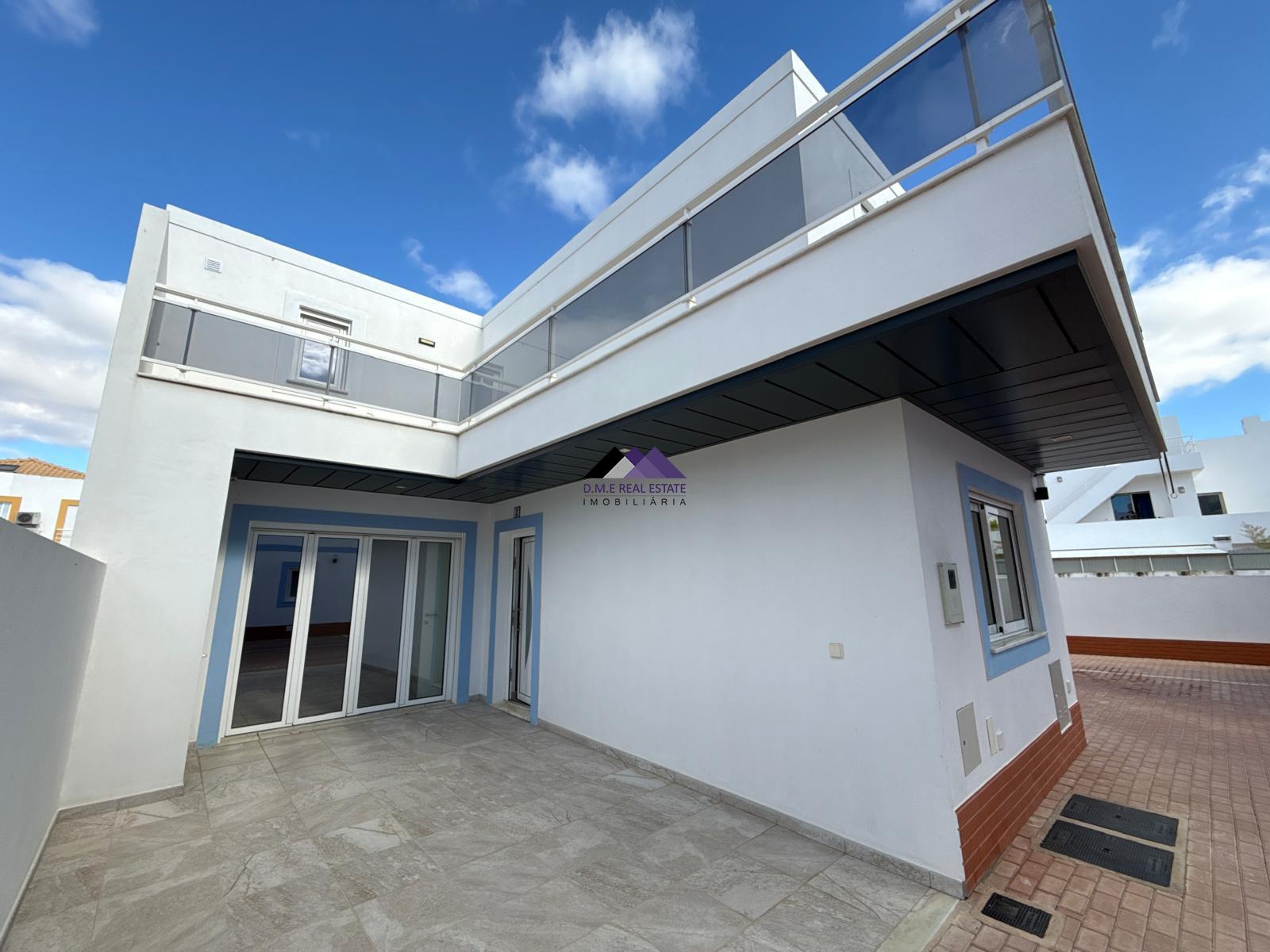 Moradia T0+4 com Garagem e Acesso Direto à Praia - Manta Rota