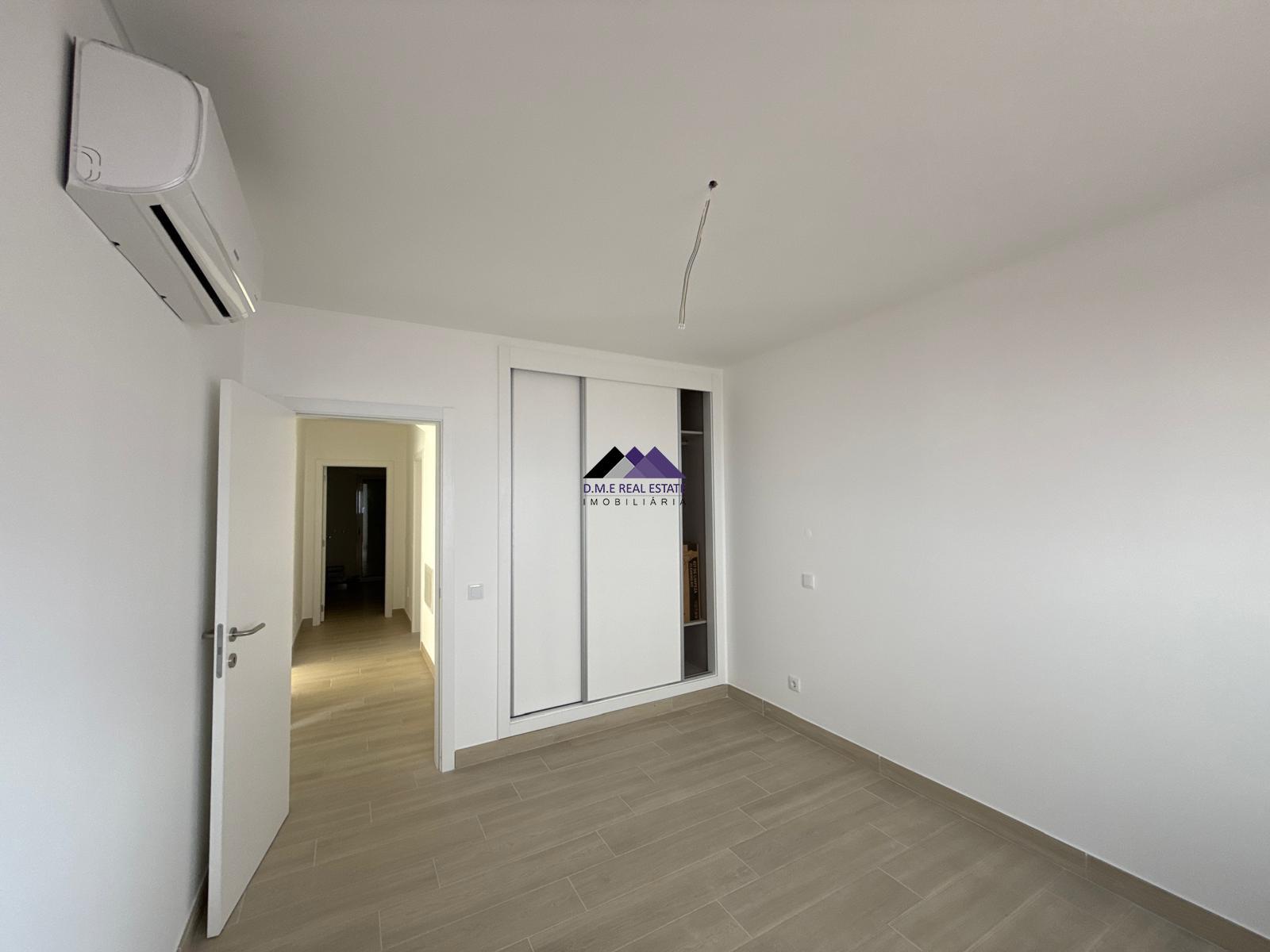 Moradia T0+4 com Garagem e Acesso Direto à Praia - Manta Rota