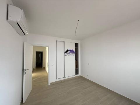 Moradia T0+4 com Garagem e Acesso Direto à Praia - Manta Rota