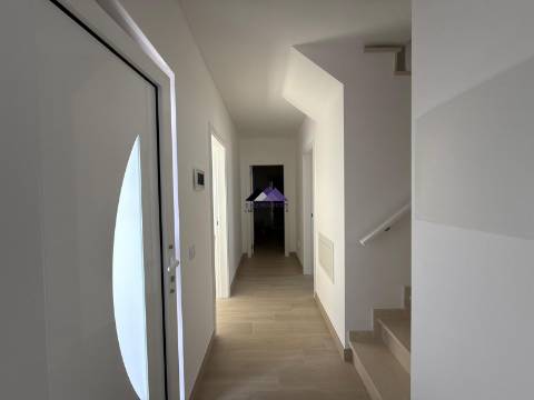 Moradia T0+4 com Garagem e Acesso Direto à Praia - Manta Rota