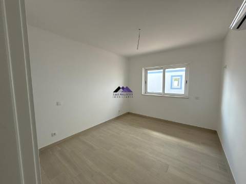 Moradia T0+4 com Garagem e Acesso Direto à Praia - Manta Rota