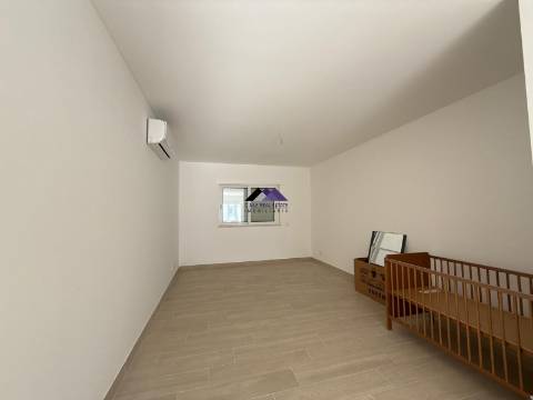 Moradia T0+4 com Garagem e Acesso Direto à Praia - Manta Rota