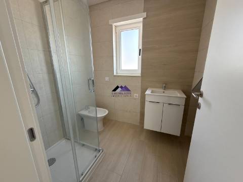 Moradia T0+4 com Garagem e Acesso Direto à Praia - Manta Rota