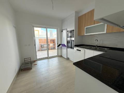 Moradia T0+4 com Garagem e Acesso Direto à Praia - Manta Rota