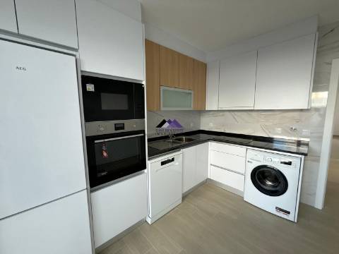 Moradia T0+4 com Garagem e Acesso Direto à Praia - Manta Rota